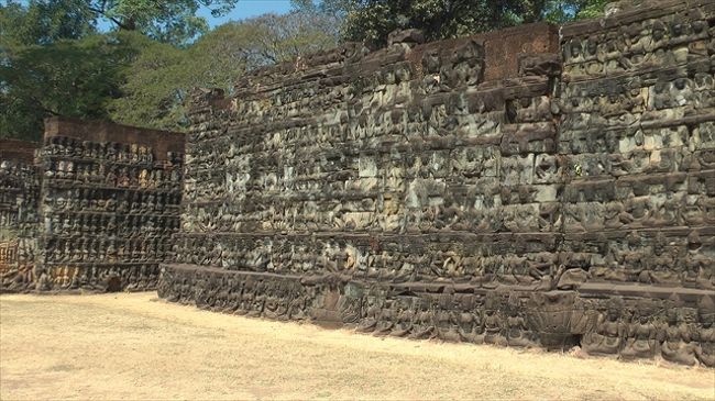 ライ王のテラス<br /><br /><br />11:22　ライ王のテラス<br />11:30　出発<br />↓車<br />11:40　昼食<br />　（アンコール・ワット西門近くのNEARY KHMER ANKOR RESTRANT）57.5$<br />↓徒歩<br />