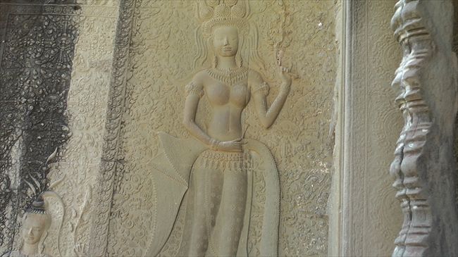 西塔門（歯を見せて笑うデバター）