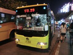 21:50
ドンムアン空港から45分‥
BTSの駅がある戦勝記念塔に着きました。

タクシーで行けばいいのに‥
長年の習慣のせいなのか？
体は自然にバス停に向かい、29番のバスに乗っていました。
バスは満員御礼で辛かったです。

②路線バス.29番‥19ﾊﾞｰﾂ(67円)
ドンムアン.21:05→戦勝記念塔.21:50

戦勝記念塔からだと、宿のあるカオサン通りまでタクシーで10分くらいです。
ここは迷わずタクシーに乗りましょう。

③メータータクシー‥70ﾊﾞｰﾂ(245円)
戦勝記念塔.22:00→カオサン通り.22:10