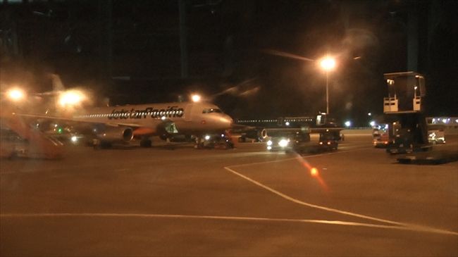 19：00　空港へ<br />　　　　　ツアー会社のガイドさんと空港へ。<br />19：30　空港着<br />　　　　　自身でチェックイン。<br />21：35　シェムリアップ発VN 814便　A321<br />　　　　　搭乗時間になっても案内がなく、しかも案内ボードも見当たらない。ゲートが変更されたのなど心配しながら、他人の様子を見て過ごしたが、出発近くになってゲートがオープン。<br /><br />22：35　ホーチミン着<br />　　　ホーチミンでの乗継も簡単に行うことができ、軽食を取ってゲートへ。<br /><br />1月28日<br />00：25　ホーチミン発VN 300便　A330-200<br />07：20  成田着  予定時間は07：45　<br /><br /><br />　欲張りな日程で計画した為、かなり歩くことになり大変疲れましたが、ラッターさんという素晴らしいガイドのおかげで楽しく、思い出深い旅行になりました。<br /><br />（今回の旅行記はこれで終了。）<br /><br />