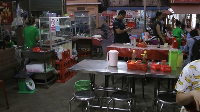 超ローカルな食堂<br /><br /><br />17：00　ホテル<br /><br />　　18：00のレイトチェックアウトだったのでシャワーを浴びるためホテルに戻った。チェックアウトを済ませ荷物を預けてからホテル近くの超ローカルな食堂で軽く食事。写真メニューがあったのでわからないが注文し、出てきた野菜の大盛りにはびっくり。ビールは置いていないので隣の店で購入し、持込み。食べ方を教えられながら完食。（5$+持ち込みビール2本1.2＄）<br />