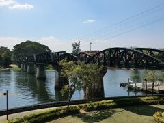 13:03
泰緬鉄道の象徴とも言えるクウェー川鉄橋です。
クウェー川鉄橋は、多くの犠牲者を出した末に完成したので「死の鉄橋」とも呼ばれ、映画「戦場にかける橋」の舞台地になった所でもあります。