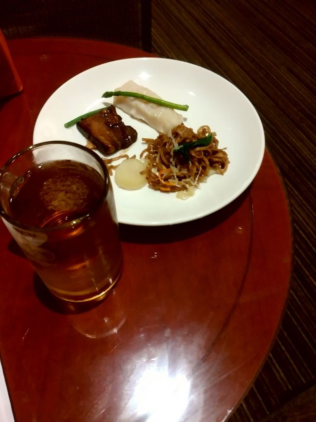 翌日6時半出発までの12時間、空港内をぶらぶらしたりラウンジをハシゴしながら過ごしました。航空券にラウンジの記載はありませんでしたがラウンジのカウンターでスタアラのカードを提示する事で問題なく入室出来ました。因みにANAエコノミークラスのチケットでスターアライアンスゴールド提示で入れるラウンジはT1のロイヤルシルクラウンジ、T2、T3のクリスフライヤーゴールドラウンジの計3カ所です。ただ3つともシャワールームがありませんでした。自分は諦めましたが絶対にシャワー使いたい方は有料施設を使うか事前にプライオリティーパスをとっておく事をお勧めします。