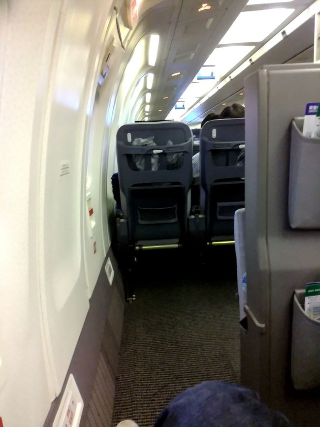 座席は非常口前の21A。広々としていいのですが家族連れが多く赤ちゃんをあやすスペースとなっていました。