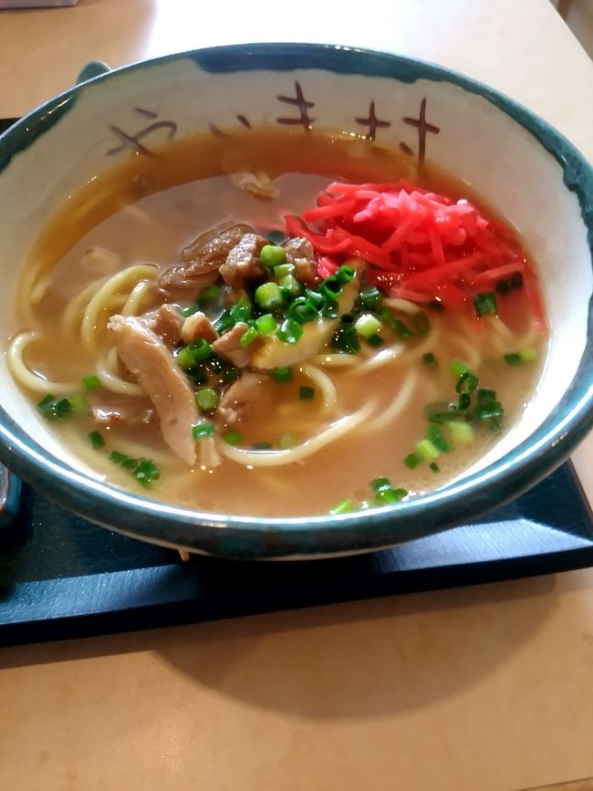石垣空港はラウンジがありません。とりあえず空港内のフードコートでソーキそばともずくの天ぷらをいただきました。