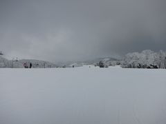 2日目は雪が10cmほど積もって、グッドコンディション！！
昨日と同じく長坂ゴンドラで登って、上の平ゲレンデへ。