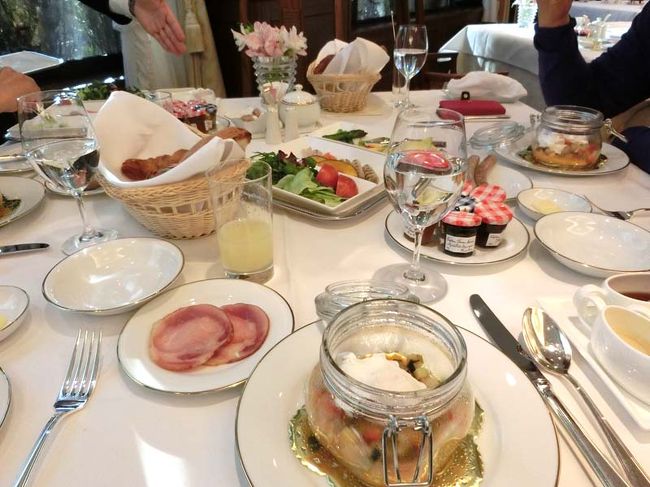 ２日目<br /><br />おはようございます！<br /><br />朝食は登大路ホテル内レストランです。<br /><br />洋食と和食が選択できますが、私たちはみんな洋食をお願いしました。<br /><br />野菜も多いし、パンも美味しいし、満足です。