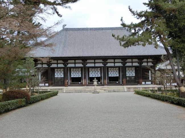 そして正面に金堂（奈良時代、国宝）があります。<br /><br />唐招提寺は初めてですが、本などで見覚えのあるこの金堂の姿は確かに簡素でありながら量感があります。<br /><br />大変気に入りました。