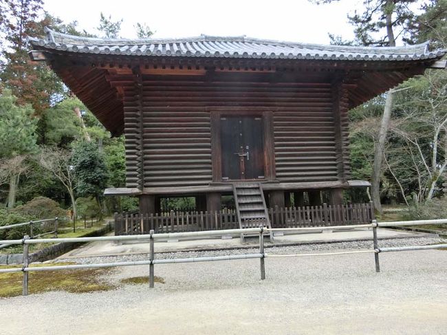 金堂脇には宝蔵、経蔵という２つの校倉（あぜくら）づくりが配置されています。<br /><br />奈良時代の米倉だそうですが日本最古の校倉とのこと。<br /><br />それにしてもバランスのいい美しいたてものです。