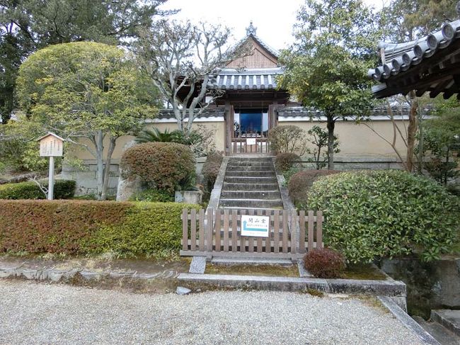 唐招提寺といえば鑑真和上が有名ですが、国宝鑑真和上像は年間数日しか開扉されません。<br /><br />ですから鑑真和上の複製（身代り像）をこの開山堂へ安置して毎日参拝できるようにしてあります。