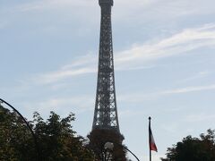 パリ観光のド定番、エッフェル塔さまご降臨〜！
