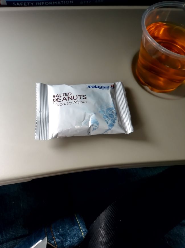 フライトは1時間ですが一応国際線です。軽食くらい出るかと思ってましたが出てきたのはドリンクとピーナッツだけでした。