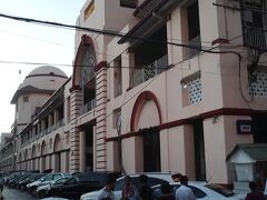 ヤンゴン最大のマーケットです。