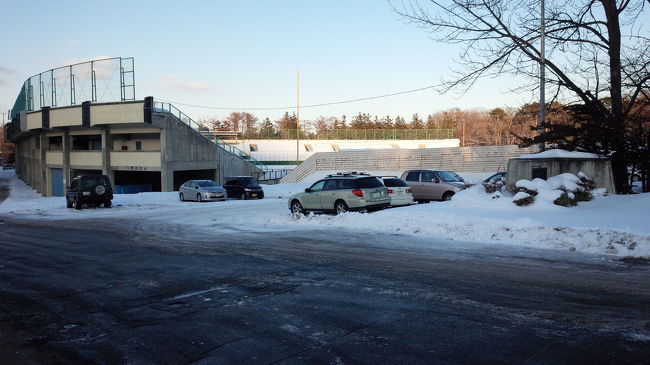 続いて大倉山ジャンプ場へ向かおうとまず円山公園駅まで地下鉄で行き、<br />円山公園内を歩きます。<br />円山動物園の前を通り、右手に円山球場が見えてきました。
