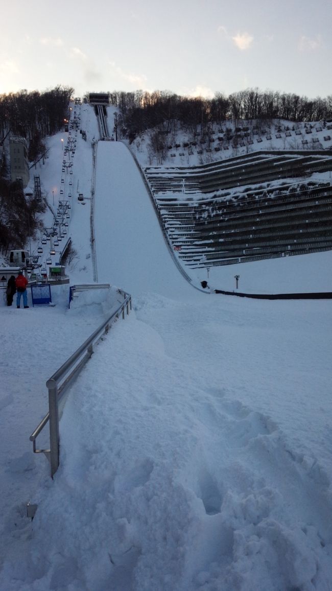 円山公園を抜けて大倉山に向かい坂道を上ること20分ほどでようやくジャンプ台に到着。<br />円山公園駅からは40分ほどかかりました。<br />少年ジャンパーが練習中でした。<br />生のジャンプを初めて見ることができました。