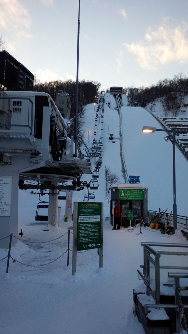 展望台まで上がるリフトが営業中。<br />リフト券はここでは買えず、この右手のほうの先にある案内所で購入する必要があります。<br />大人500円でした。