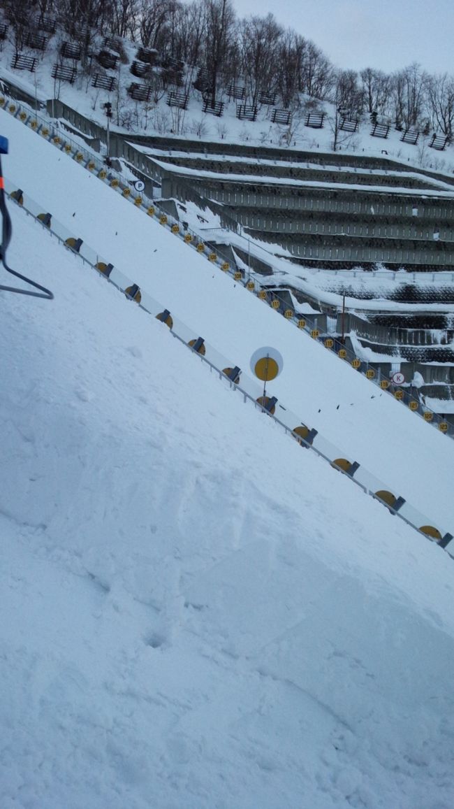 着地点のスロープ。かなりの急斜面です。<br />右下のほうにKの文字が。K点です。