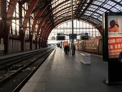 ようやく到着しました。
アントワープ中央駅の写真です。

iPhoneの画像です。
iPhone画像の時刻情報を見てみると
1月16日10:21となっています。

ブリュッセル中央駅からアントワープ中央駅までは時刻表では40分です。
今日は1時間半かかりました。

右に写っているのは3番目に乗り換えたボロボロの車両です。