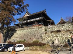 【魅力その３ あの五郎丸の決めポーズをした大日如来が祀られる寺】

関市の2大ホットスポットのもう一つは、あの五郎丸の決めポーズの開祖ではないかと言われている？大日如来が祀られる寺、関善光寺さん。
住職さんからの投稿から火がつき、マスコミに取り上げられたところで連日大盛況！
この日も静岡からの観光バスが停車していました。