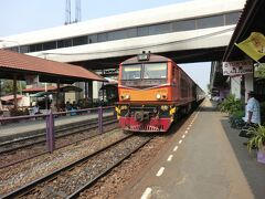 13:36(タイ時間)
さて、バンコクに戻って来ましたよ。
ドンムアン空港はドンムアン駅に隣接しています。
ちょうどバンコク行きの列車がやって来ました。

①普通第202号列車.バンコク行‥5ﾊﾞｰﾂ(18円)
ドンムアン.13:36→ファランポーン.14:42