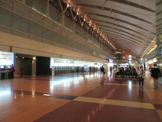 早朝の羽田空港第2ターミナル