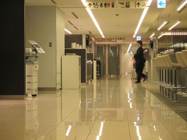 ANAラウンジもガラガラです。6時前ですからね。