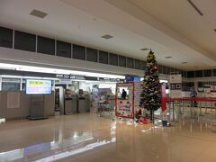 丸一日“修行”に似つかわしくない観光を楽しみ日もどっぷり暮れた頃空港に戻って来ました。
レンタカー屋さんから空港まではお送りいただき無事に空港へ。
クリスマスという事でカウンターの方からキャンディーをいただきました。
★１のシンガポール編同様に今回も石垣→東京→デリー→東京→石垣と購入しています。
ここ石垣から東京までは国際線の国内区間という扱いです。