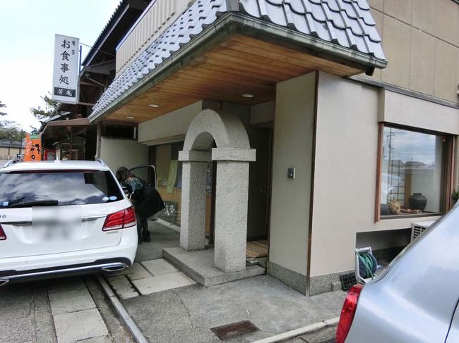 法隆寺に入る前に門前街にある古裂専門のお店に入ってみます。<br /><br />古裂では知る人ぞ知るお店です。<br /><br />おおたにというお店だったと思います。<br /><br />とにかく布には詳しい女性店主です。