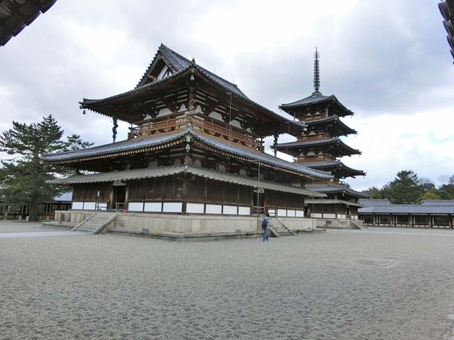 五重塔、金堂、大講堂を見学した後、法隆寺の蔵物を展示してある大宝蔵院へ向かいます。