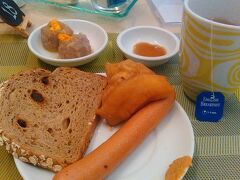 　2日目　２月６日（土）
　朝食ブッフェです。日本のＰ化粧品のご褒美旅行・表彰式がこちらであるそうで、2800人ほどがいくつかのホテルに分かれて滞在中とか。同じホテルで、きらびやか、華やかなお姉さまたちが食べているのは圧巻です。
まずは食べなれたものを。
