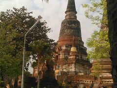 　9：30ホテル出発アユタヤへ。
「ワット・ヤイ・モンコン」
アユタヤで２番目に高い仏塔