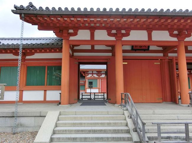 ちょっと派手な朱色に塗られた大宝蔵院へ来ました。<br /><br />平成１０年に落成した物だそうですが１００年も経つと落ち着いてくるのではないでしょうか。<br /><br />中は写真禁止ですので他のホームページで確認してください。<br /><br />百済観音像や玉虫厨子が有名ですが、確かに迫り来る迫力があります。