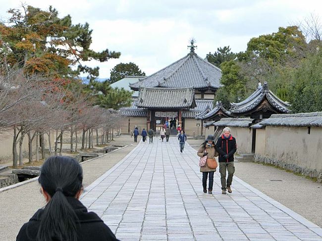 次に夢殿を中心にした東院伽藍へと向かいます。<br /><br />この西院と東院を結ぶ歩道がなんとも法隆寺らしくていいんです！
