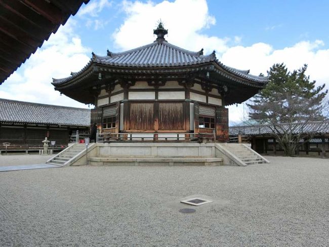 そして夢殿です。<br /><br />前回法隆寺へ来た時は運良く夢殿内の救世観音像を拝観できましたが、今日は御隠れになっています。