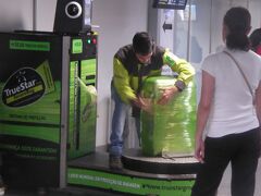 【フォス・ド・イグアス国際空港】

最近人気があるという
スーツケースのラッピング。