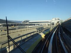 【ジョン・Ｆ・ケネディ国際空港】

サンパウロからの飛行機が１時間遅れ、
トランジットの時間は２時間と非常にタイト。

ところが、なぜか入国審査に時間がかかり過ぎ、
挙句の果てに一人だけ別室へ連行される。
「パスポートを落としたことがありますね？」と
何度も聞かれるが。そんなことはない。一度もない。

必死の説明が通じたのか、なんとか解放され、
大急ぎでターミナル１へ。

別室行きになると数時間かかることも多いそうで、
同行者の皆さんに多大な心配をおかけして、
すみませんでした！

もし飛行機に間に合わなかった場合は、
添乗員の森田さんだけ残ってＮＹで１泊となったそうで、
それはそれで良かったかも。（笑）