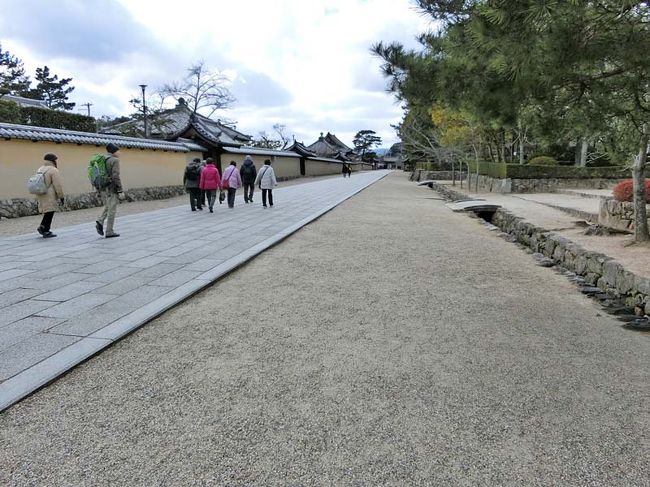 さて中宮寺を終えて　また法隆寺の東大門と南大門を通って帰ります。<br /><br />帰りはJR法隆寺駅まで友人に送ってもらい別れました。<br /><br />宿も良かった、食事も美味しかった、お寺も最高だった。<br /><br />１泊２日の奈良再発見のいい旅でした。<br /><br />お疲れ様でした。