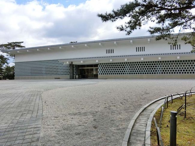 入場門を入って小さい丘へ歩いて登っていきます。<br /><br />すると白壁のシンプルな建物が現れてきました。<br /><br />１９６０年開館の近鉄系美術館。東洋美術が主。<br /><br />今日は「仏教の箱」という特別展が開かれていて経筒などとても興味深く見学できました。<br /><br />また来たくなる美術館ですね。