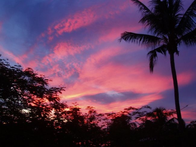 早朝、ビーチへ散歩。きれいな朝焼けがみれました。