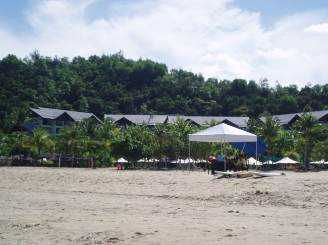 明るくなってからの、ビーチ。パラソルの中にいて、泳ぎたくなったらプールへ直行する事にしました。