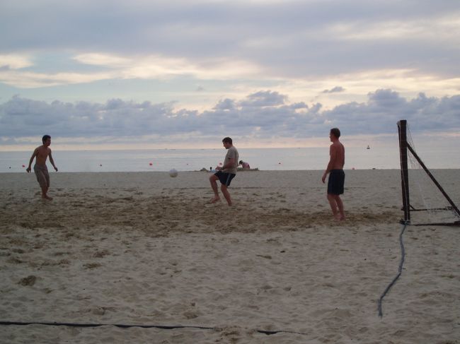 夕方、イギリス人をビーチサッカーを楽しむ。満足に言葉が通じなくても、サッカーは世界共通言語である事を実感。