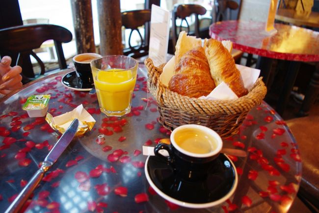 新潟→ソウル→パリで到着。<br />翌朝、近くのカフェでプティデジュネ。クロワッサンは超美味しい。