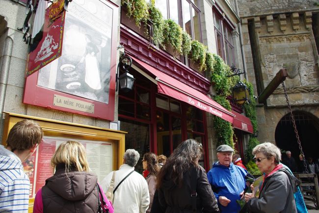 モンサンミッシェルの内部。オムレツ屋さんは激込みで断念。