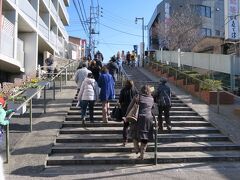 日暮里駅方面へは、この階段「夕焼けだんだん」を上がって行きます。
