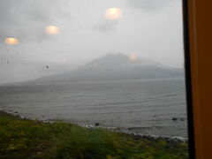 13：24鹿児島中央発車。
しばらくすると右手に桜島が見えてきます。

雨で完全にぼやけてしまいましたが、見れて良かった。