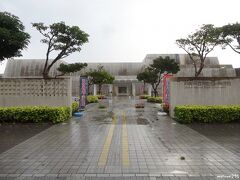 沖縄県立博物館・美術館　8:30頃

今回のメインイベントであるシンポジウムの会場は県立博物館の講堂です。
10時〜17時までとちょっと長丁場ですが。