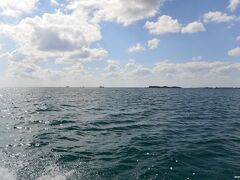 大浦湾　グラスボートで最初の目的地チリビシに向かいます。

気温も上がり、波も穏やかで、絶好の条件です。