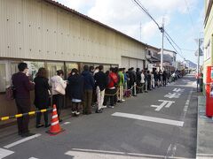 有名な山越うどんさんにやってきたところ
ひろーい駐車場に車がわんさか。
そして道に沿ってながーい列！

でも割と回転が早いです！