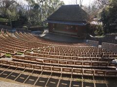 二十四の瞳で有名な小豆島の
村の共同施設となっていた「小豆島農村歌舞伎舞台」を
移築復元したものです。

娯楽は少なかったでしょうから
たくさんの人が集まったんでしょうね。

