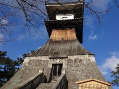 そばへ寄ると大きい！
内部は三階建てなんだそうです。
東讃岐の人たちの寄進で建てられていて
丸亀沖まで光が届くように作られているとの
説明があります。
それはすごい！